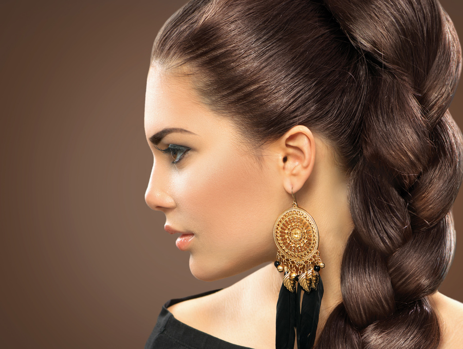 Bride Hairstyle. Beautiful Woman with Healthy Long Hair